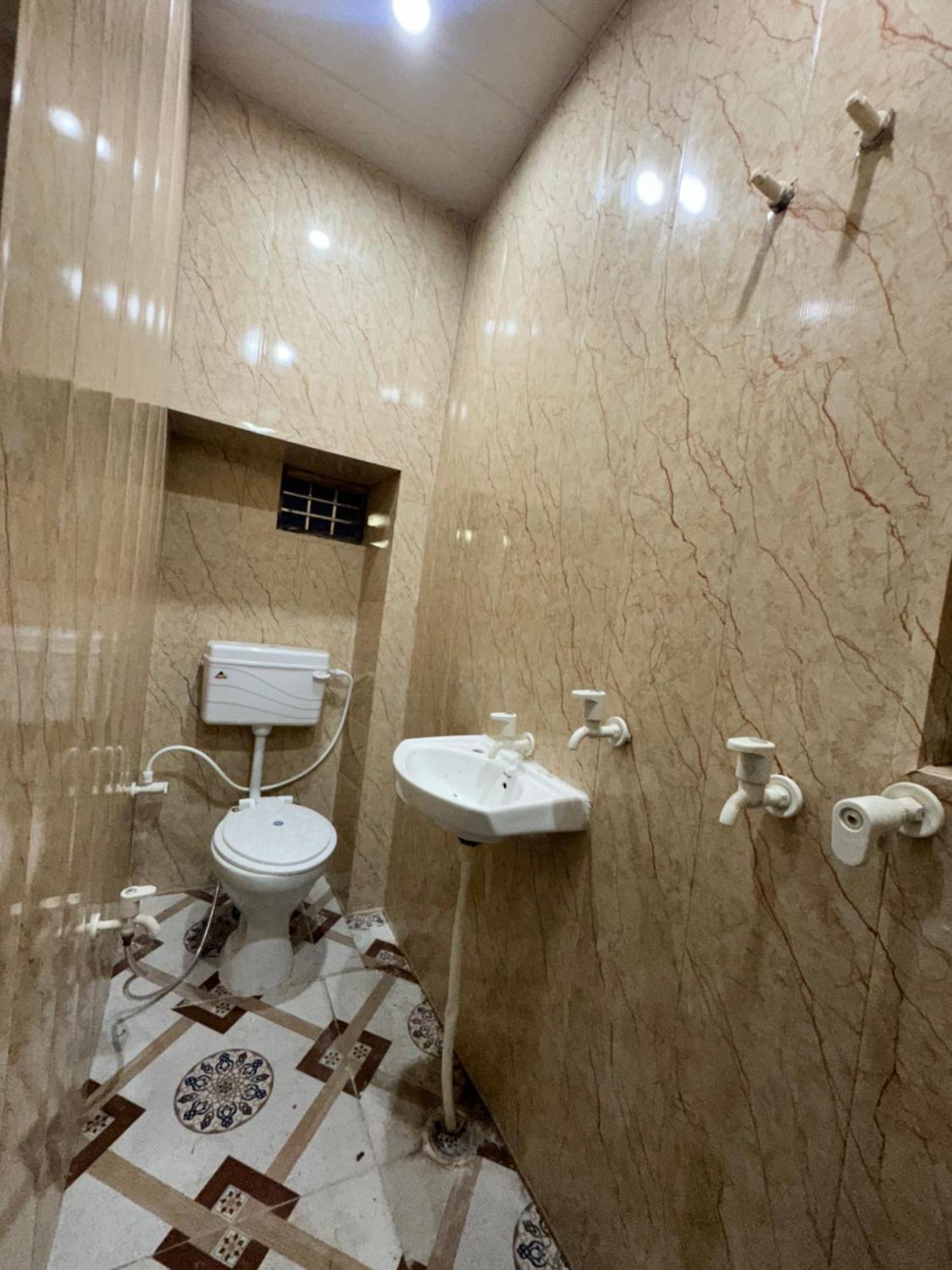 Pakhi Residency Hotel Vrindāvan Exterior foto